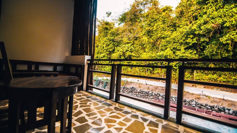 Aqua Villa (Lake view with direct access)